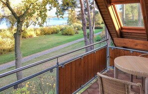 A balcony with a view of a grassy area and a path leading to a body of water. - Amazing apartment in Röbel with WiFi (Röbel)
