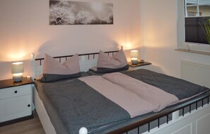 1 bedroom, free WiFi - Beach front apartment in Röbel with lake view (Röbel)