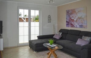 TV - Beach front apartment in Röbel with lake view (Röbel)