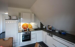Fridge, stovetop, dishwasher, coffee/tea maker - 2 bedroom stunning apartment in Röbel (Röbel)