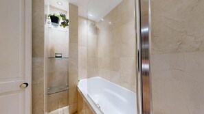 مجففات شعر، مناشف، صابون، ورق حمّام