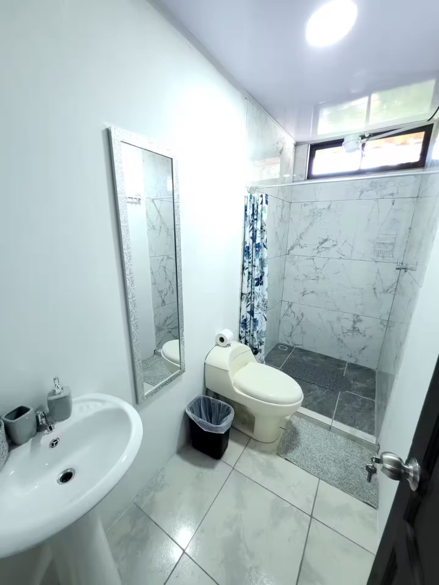 Ducha, toallas, jabón, papel higiénico