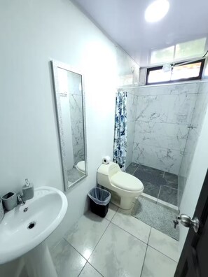 Shower, towels, soap, toilet paper - A 5 minutos Parque Nacional Manuel Antonio A/C #2 (Quepos)