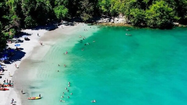 An aerial view of a beach with clear turquoise water and a sandy shore. - A 5 minutos Parque Nacional Manuel Antonio A/C #2 (Quepos)