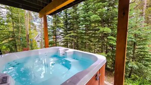 Outdoor spa tub - Spacious Mid Century 3 bed 3 bath with Hot Tub! (Breckenridge)