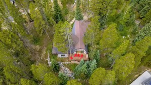 An aerial view of a house surrounded by dense forest. - Spacious Mid Century 3 bed 3 bath with Hot Tub! (Breckenridge)