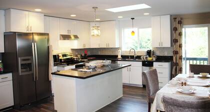 Bright 3-bedroom house with full kitchen, fenced yard and sports court