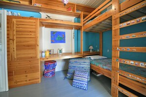 3 Schlafzimmer, Schreibtisch, Bügeleisen/Bügelbrett, Reisekinderbett