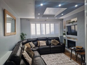 Living room - Beautiful Wythenshawe Home Near Airport With Garden & Parking Sleeps 5 (Manchester)