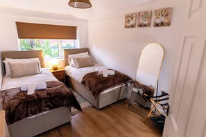 3 bedrooms - Beautiful Wythenshawe Home Near Airport With Garden & Parking Sleeps 5 (Manchester)