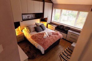 House, 3 Bedrooms, Smoking, Fireplace - Beautiful Wythenshawe Home Near Airport With Garden & Parking Sleeps 5 (Manchester)
