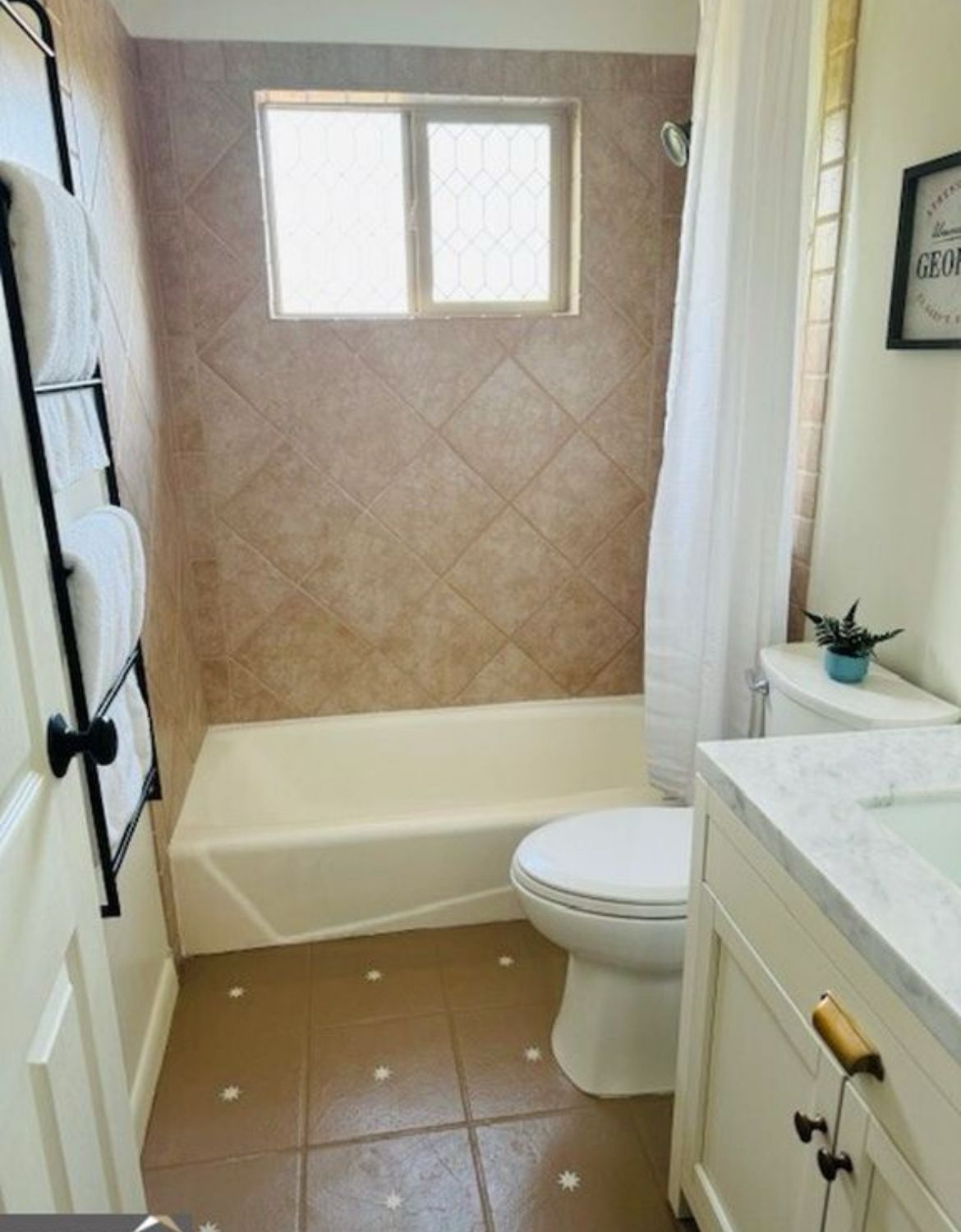 Un baño con bañera, inodoro y una ventana sobre el inodoro.