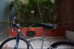 Property grounds - Quiet accommodation with patio near the station. Cycling and relaxation in San Remo (Sanremo)