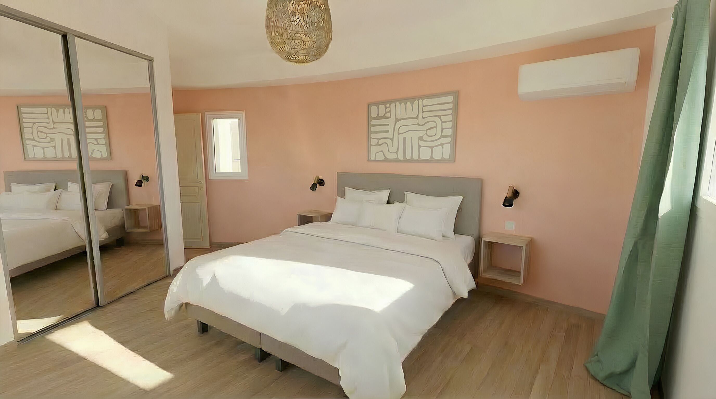 Une chambre à coucher avec un grand lit, une armoire, une table de chevet et un miroir.