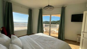 In-room safe, blackout drapes, soundproofing, free WiFi - The Pearl of Paradise (Marigot)