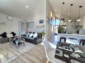 Living area - Amie's Charming Villa (Tauranga)