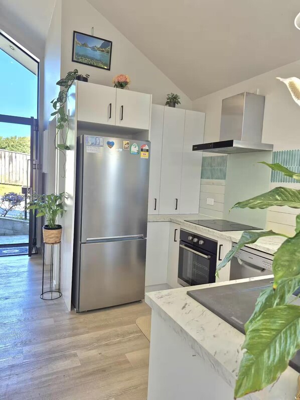 Private kitchen - Amie's Charming Villa (Tauranga)