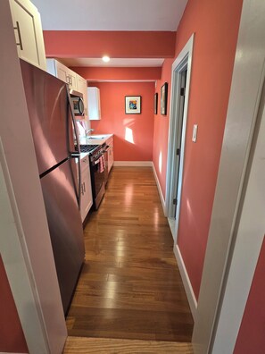 Private kitchen - Cozy Cape May Cabernet vineyard Cottage at Willow Creek Winery Farm (west cape may)