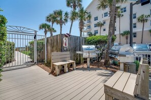 Outdoor dining - Emerald Dunes 203 | Private Beach | Pool & Hot Tub | Beachfront | Beach Gear (Destin)