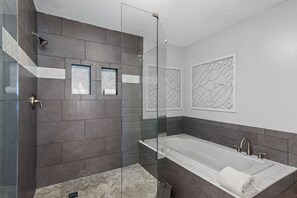 Een douche, een haardroger, handdoeken