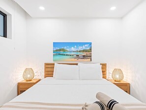 Een kluis op de kamer, een strijkplank/strijkijzer, wifi, beddengoed