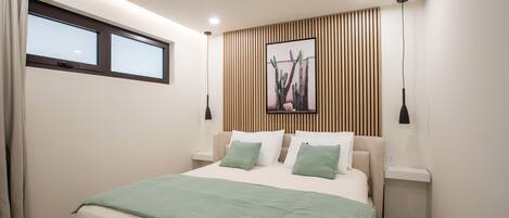 Safe på rommet, strykejern/-brett, wi-fi og sengetøy