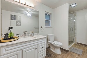 Shower, towels, soap, toilet paper - Cozy 5BD/fun house (Austin)