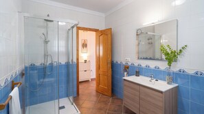 Shower, towels - Villa Miradri Torrox by Ruralidays (Málaga)