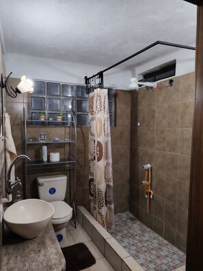 Serviettes fournies, savon, papier toilette