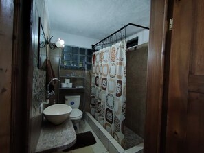 Serviettes fournies, savon, papier toilette