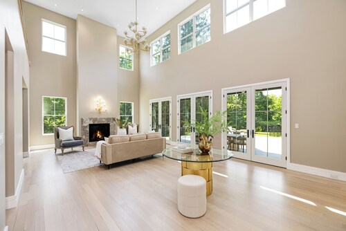 Spacious 6-bedroom house in fabulous Saddle River with AC