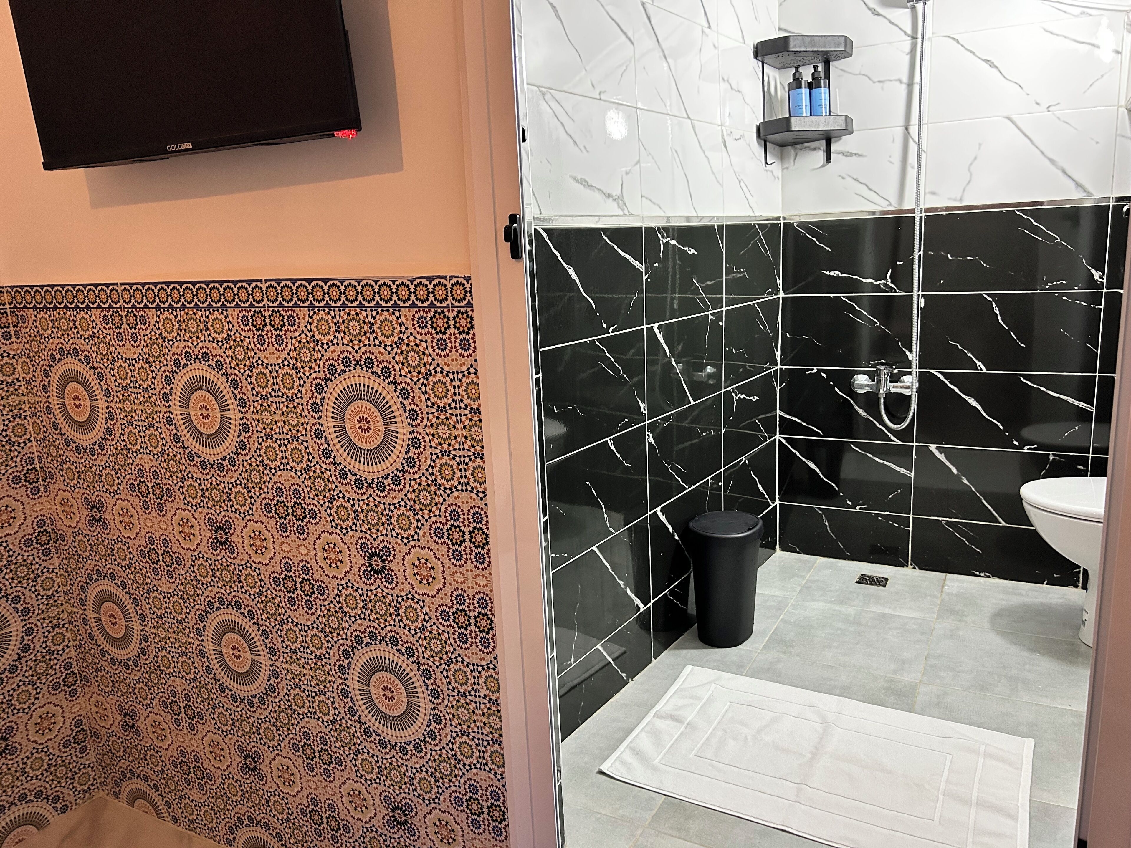 ヘアドライヤー、タオル、石鹸、トイレットペーパー