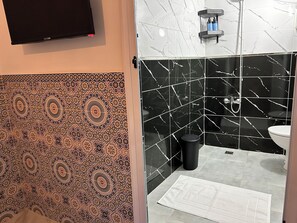 Hair dryer, towels, soap, toilet paper - 3-bedroom house in lovely Chefchaouen with nice terrasse (Chefchaouen)
