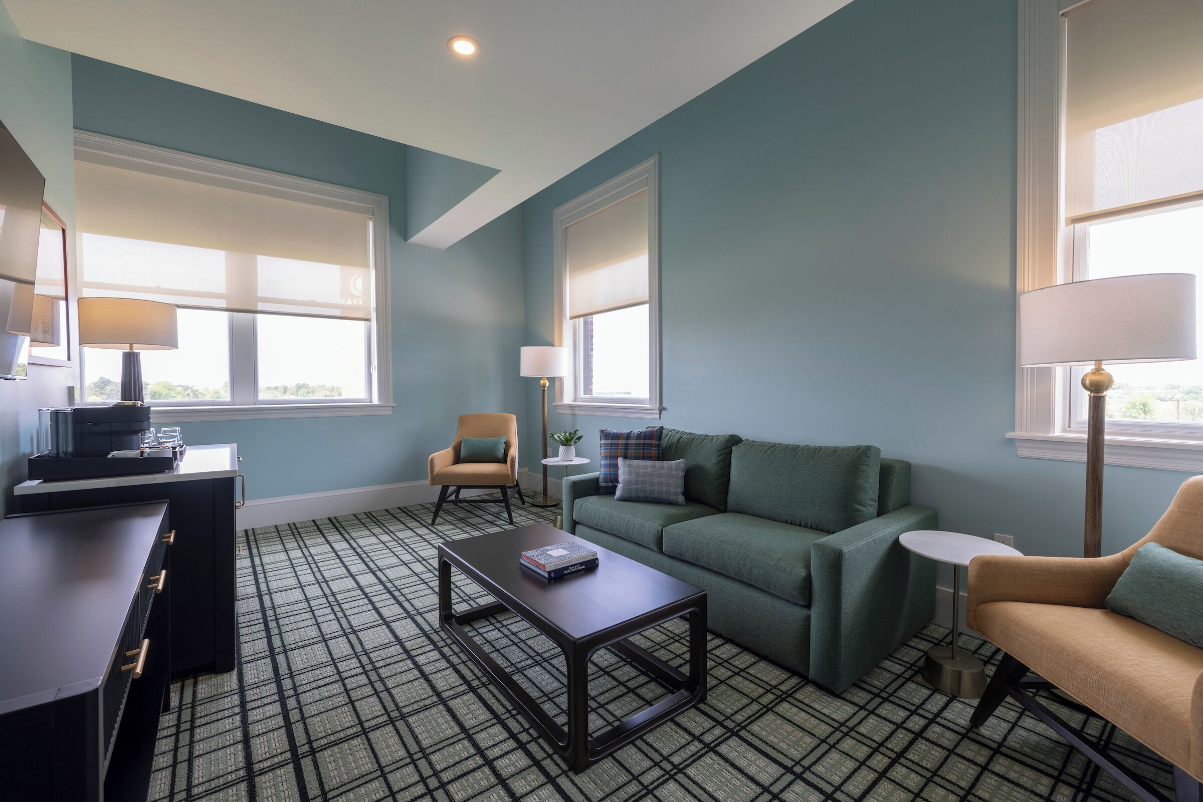 Loft, 1 Tempat Tidur King | Brankas, meja kerja, ruang kerja ramah laptop, dan tirai kedap cahaya