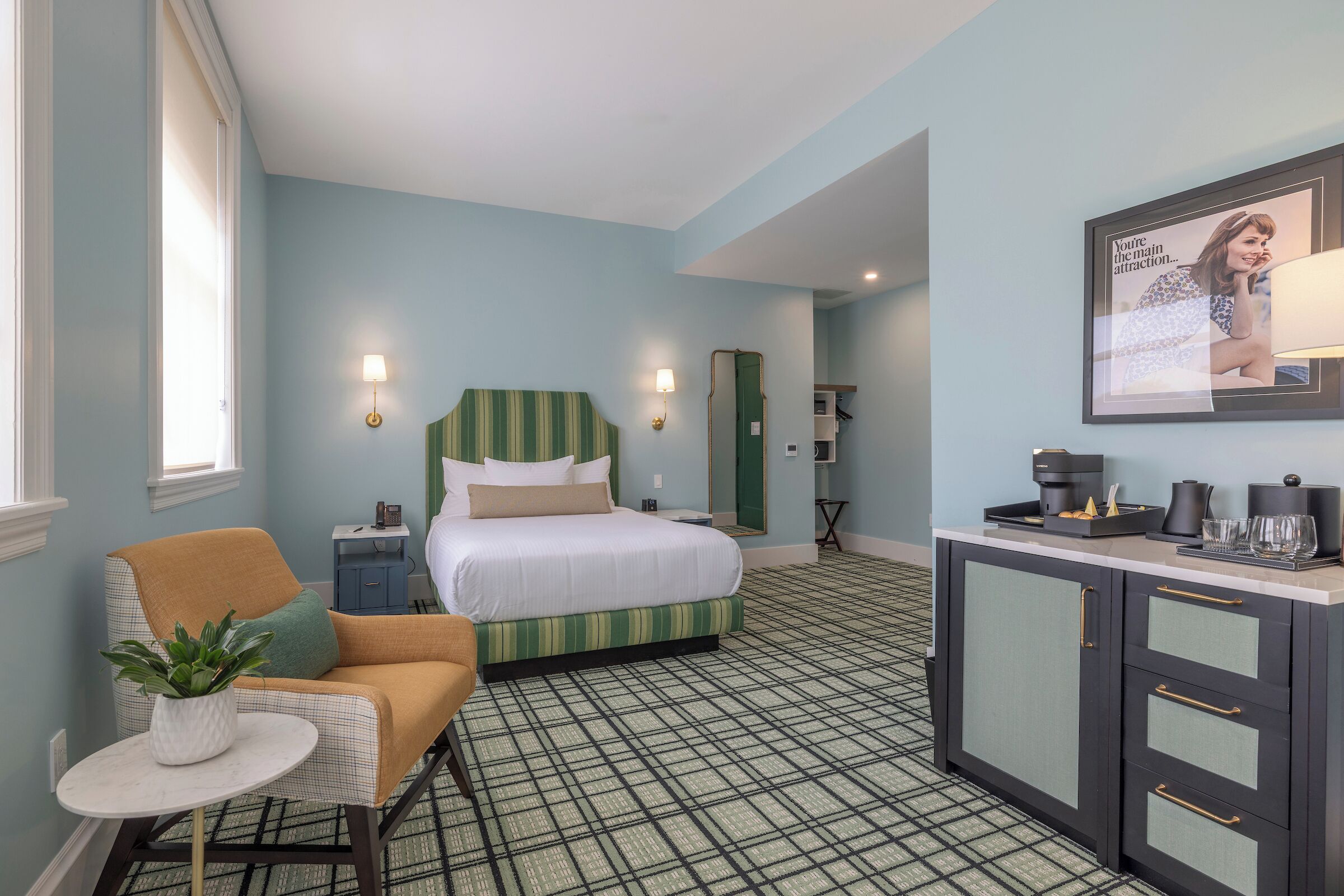 Habitación estándar, regadera para personas con discapacidad | Caja de seguridad en la habitación y escritorio 