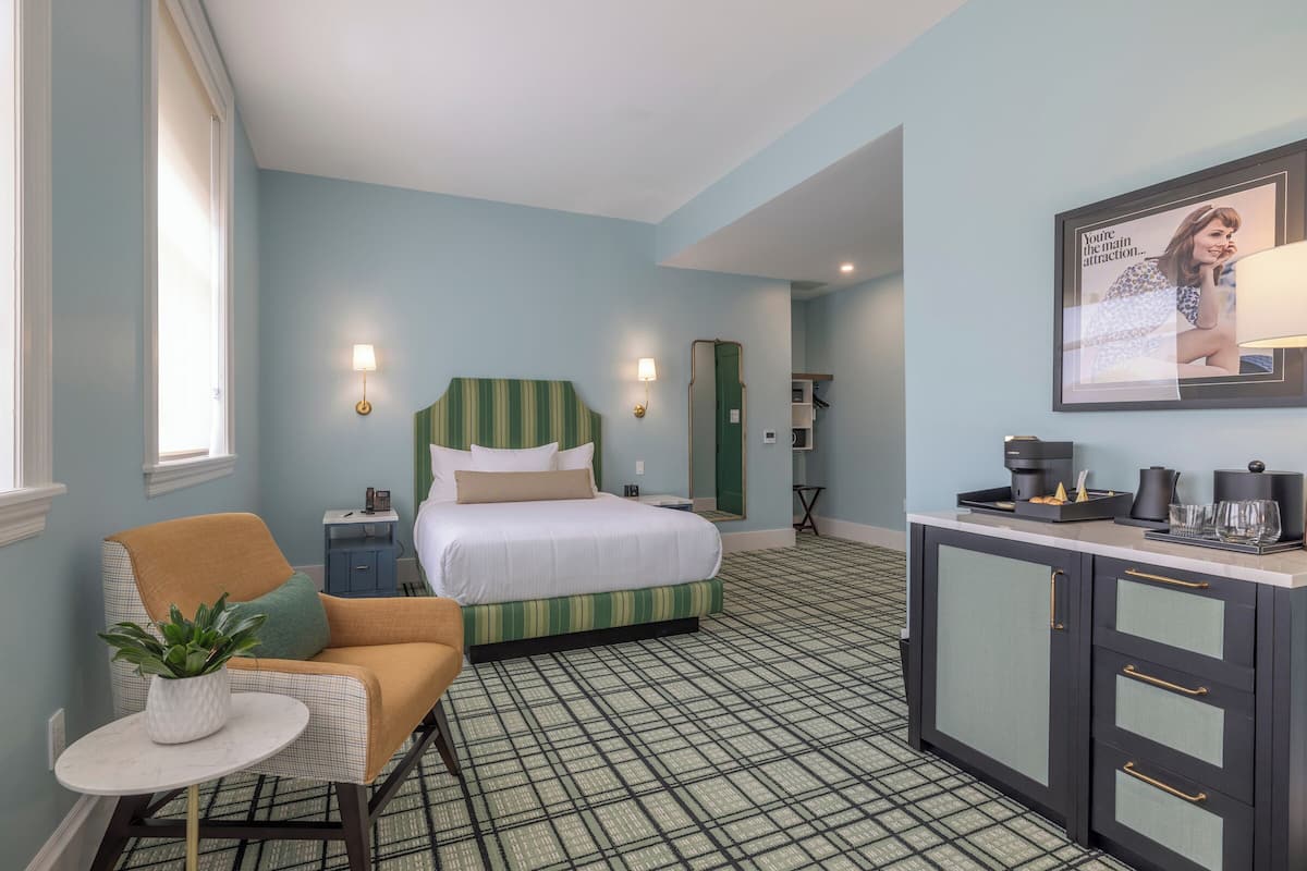 Habitación estándar, regadera para personas con discapacidad | Caja de seguridad en la habitación y escritorio