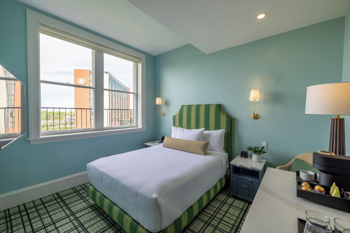 Habitación estándar, 1 cama Queen size | Caja de seguridad en la habitación y escritorio