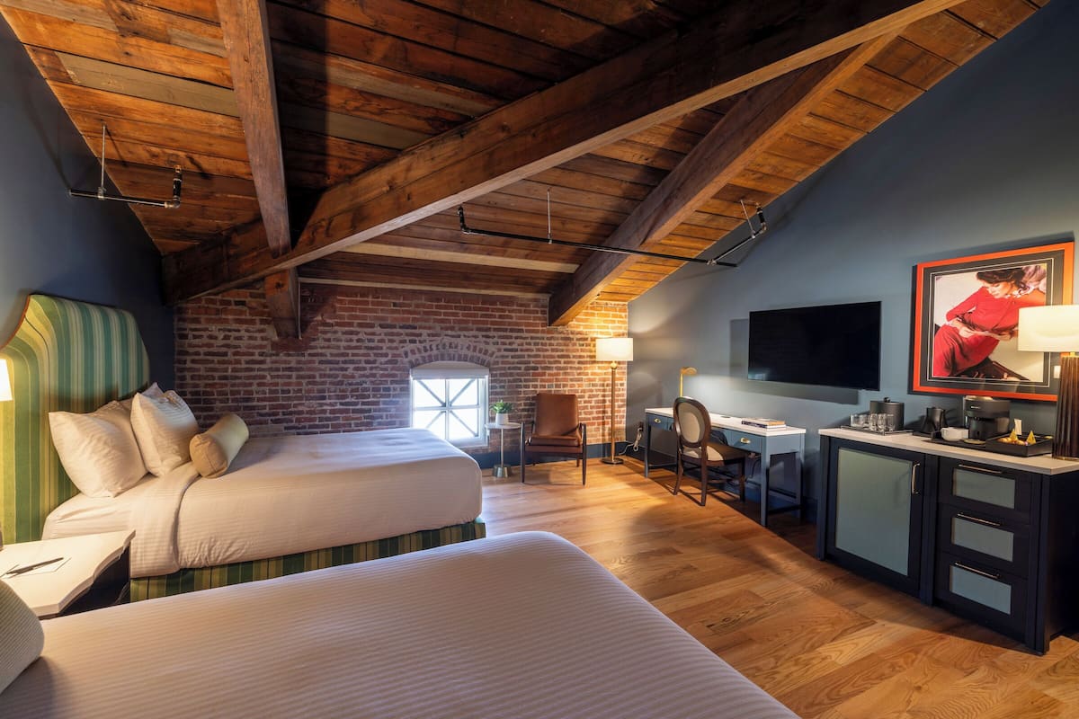 Habitación doble estándar, 2 camas Queen size | Caja de seguridad en la habitación y escritorio