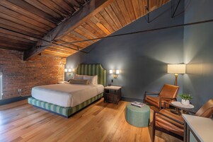 Deluxe Room, 1 King Bed | In-room safe, desk, laptop workspace, blackout drapes