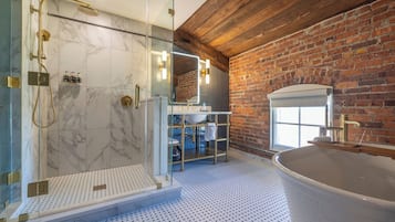 Premium-Zimmer, 1 King-Bett, eigenes Bad | Badezimmer | Haartrockner, Fußbodenheizung (Badezimmer), Handtücher, Seife