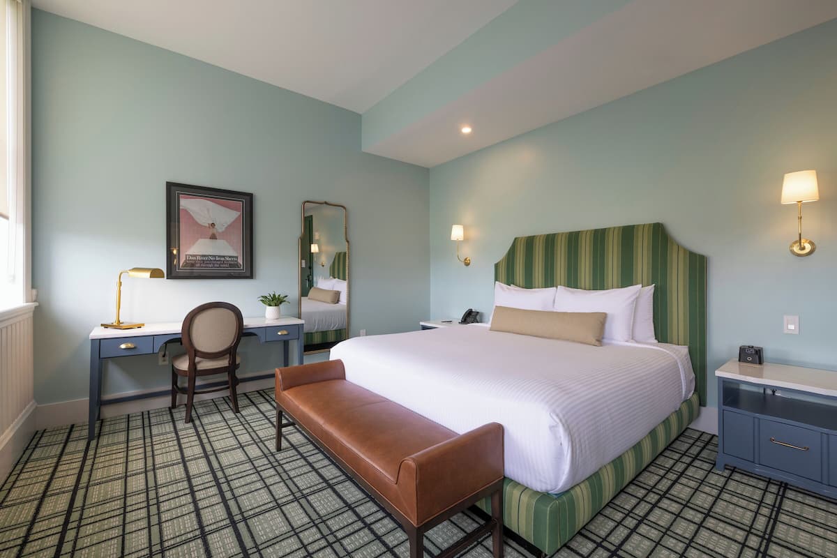 Habitación estándar, regadera para personas con discapacidad | Caja de seguridad en la habitación y escritorio