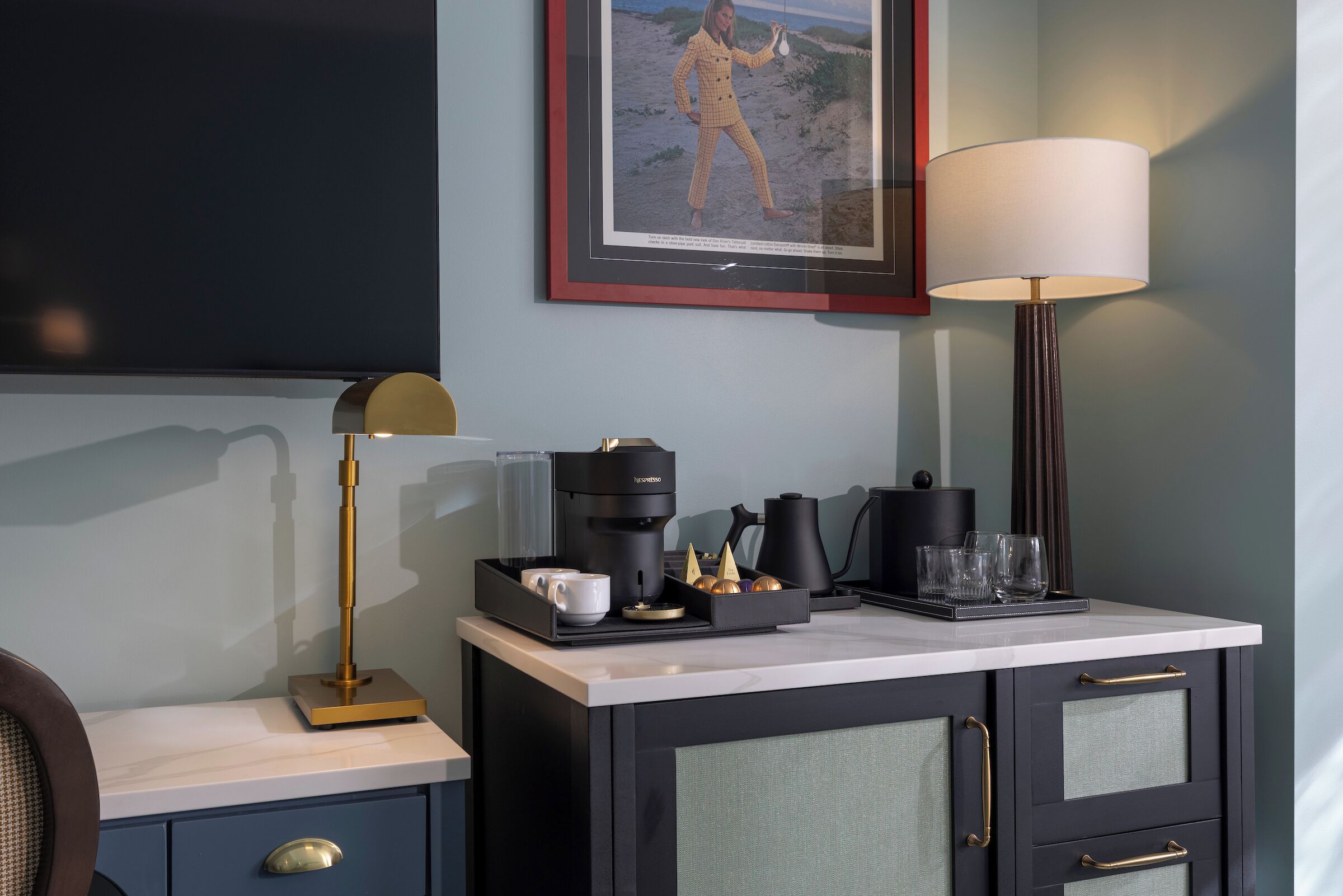 Kamar Deluks, 1 Tempat Tidur King | Brankas, meja kerja, ruang kerja ramah laptop, dan tirai kedap cahaya