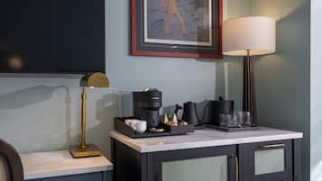 Kamar Deluks, 1 Tempat Tidur King | Brankas, meja kerja, ruang kerja ramah laptop, dan tirai kedap cahaya