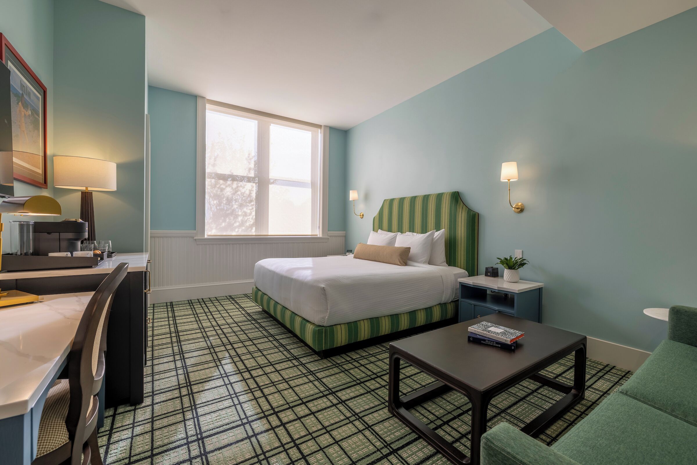 Habitación Deluxe, 1 cama King size | Caja de seguridad en la habitación y escritorio 