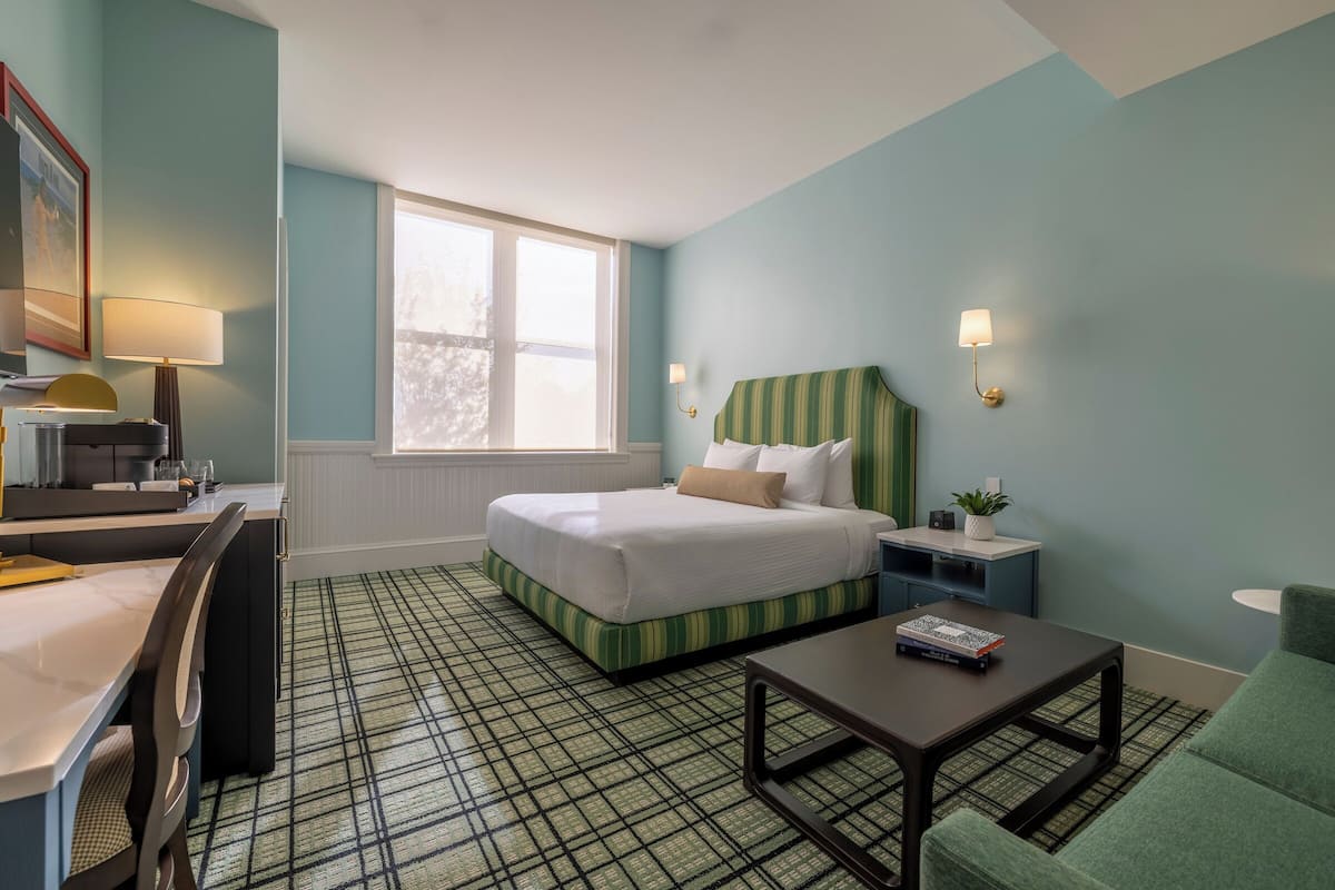 Habitación Deluxe, 1 cama King size | Caja de seguridad en la habitación y escritorio