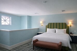 Loft, 1 King-Bett | Zimmersafe, Schreibtisch, laptopgeeigneter Arbeitsplatz