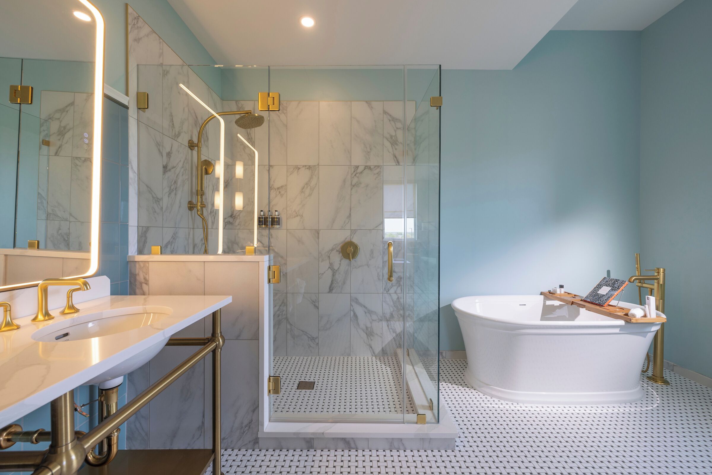 Secadora de cabello, toallas, jabón, shampoo 