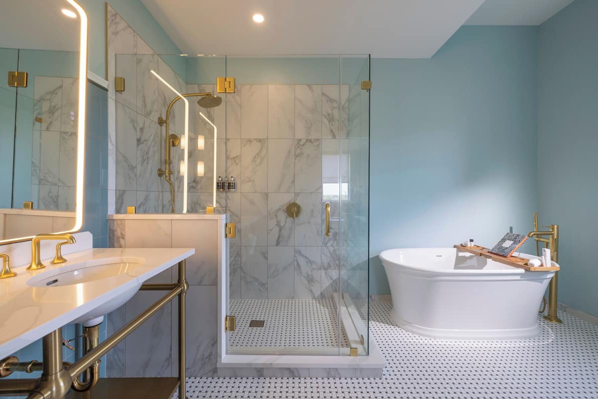 Secadora de cabello, toallas, jabón, shampoo