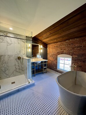 Hair dryer, towels, soap, shampoo - The Laurel Hotel (Danville)