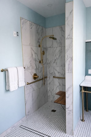 Hårtork, handdukar, tvål och schampo